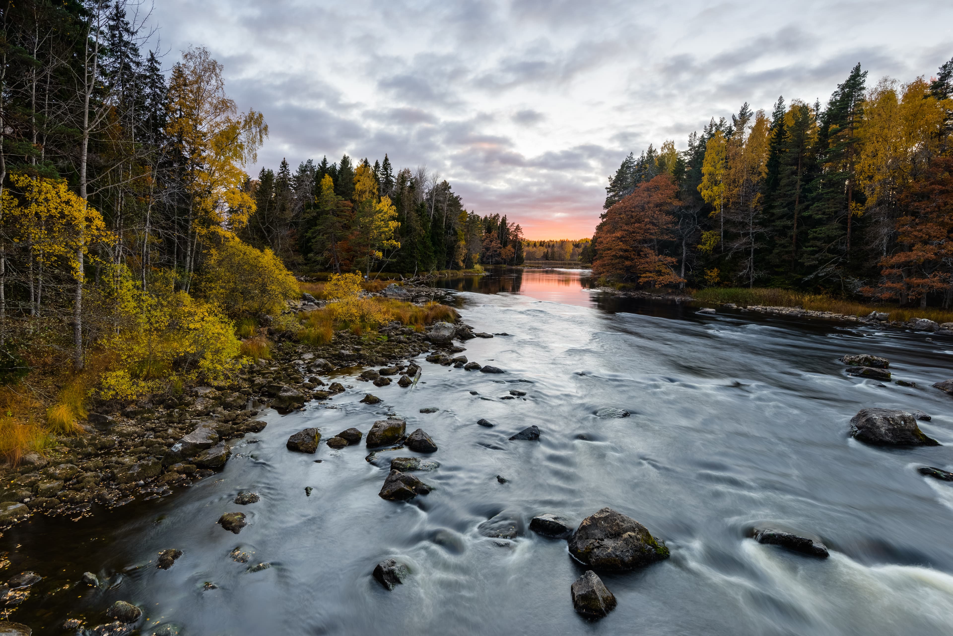Dalälven i höstljus
